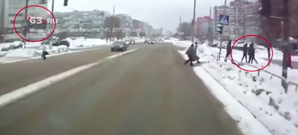 Rusia: Tânără lovită de două microbuze. Momentul impactului