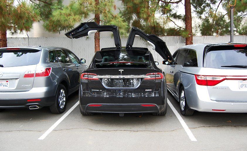 Автомобиль Tesla Model X.