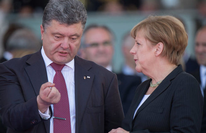 Порошенко и Меркель подчеркнули необходимость увеличения количества наблюдателей ОБСЕ.