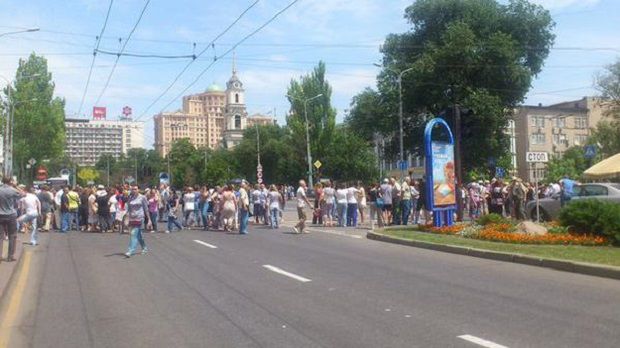 Люди требуют остановить войну.