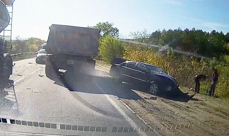На Балканском шоссе столкнулись грузовик и легковой автомобиль.