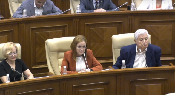 Şedinţa de azi a Parlamentului a început cu „ora de disciplină”. 