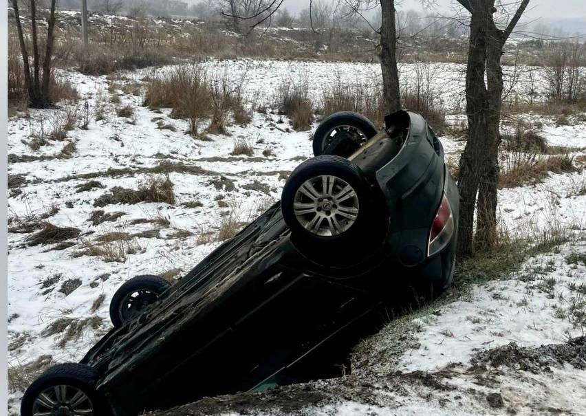 O mașină neechipată corespunzător de iarnă s-a răsturnat la Sângera.