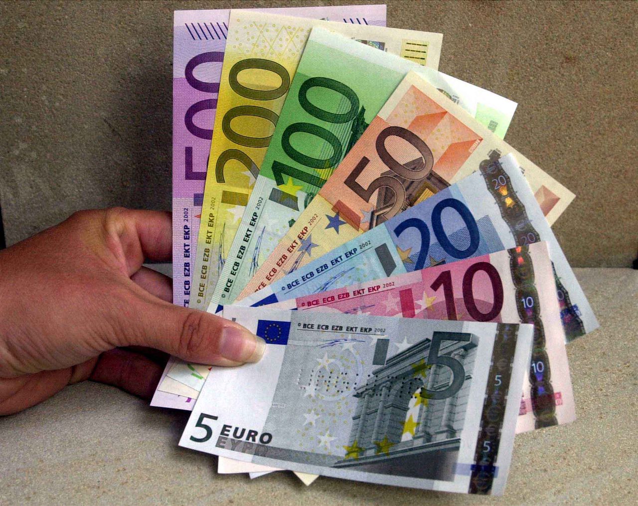 Banca Naţională a stabilit pentru astăzi un curs oficial de 21 de lei şi 55 de bani, cu şase bani mai mult decât ieri.