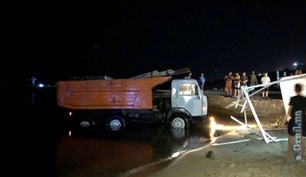 В Одессе КамАЗ скатился со склона и въехал в море на пляже.