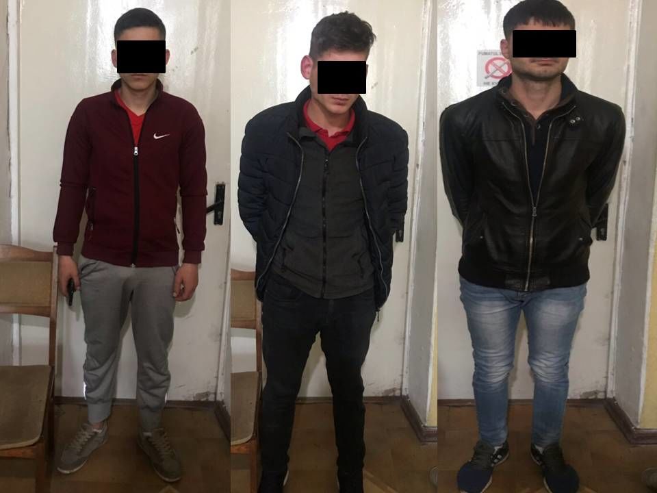 Полицейские задержали 3 мужчин, подозреваемых в уличном ограблении.