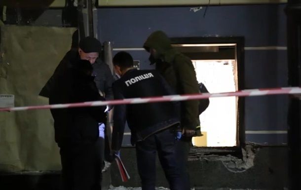 Взрывная волна выбила стекла в доме и в автомобилях.