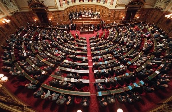 Депутаты французского парламента на заседании.