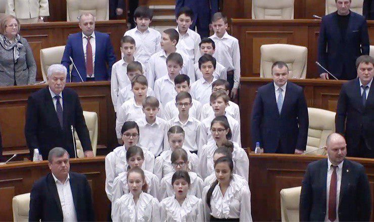 Детский хор исполнил государственный гимн на открытии сессии парламента.