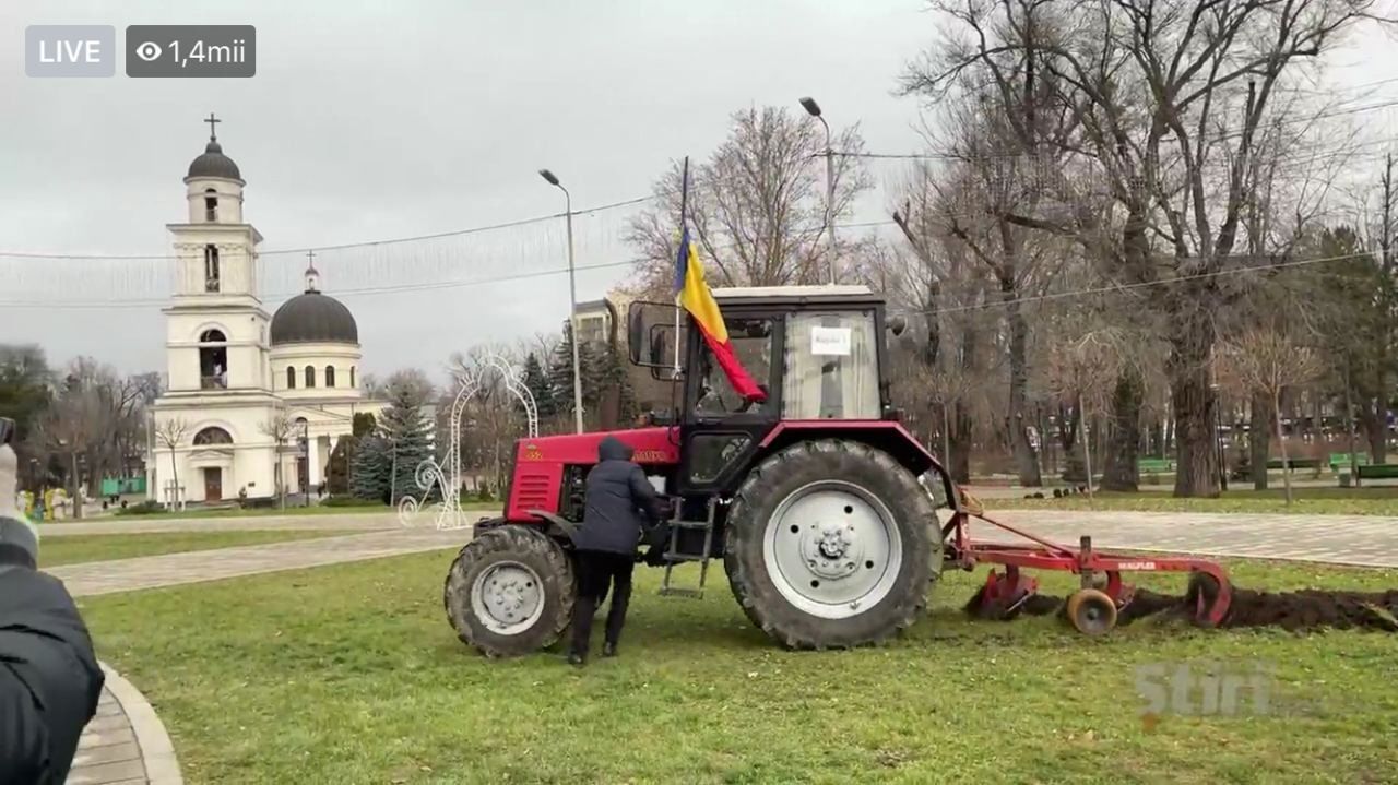 Фермер на тракторе сделал борозду на газоне возле Триумфальной арки.
