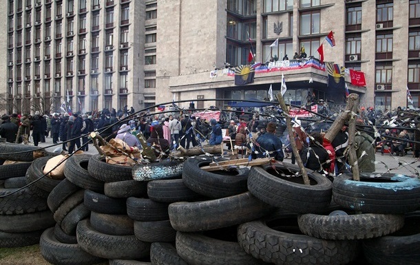 На данный момент митингующие укрепили баррикады и не покидают ОГА.
