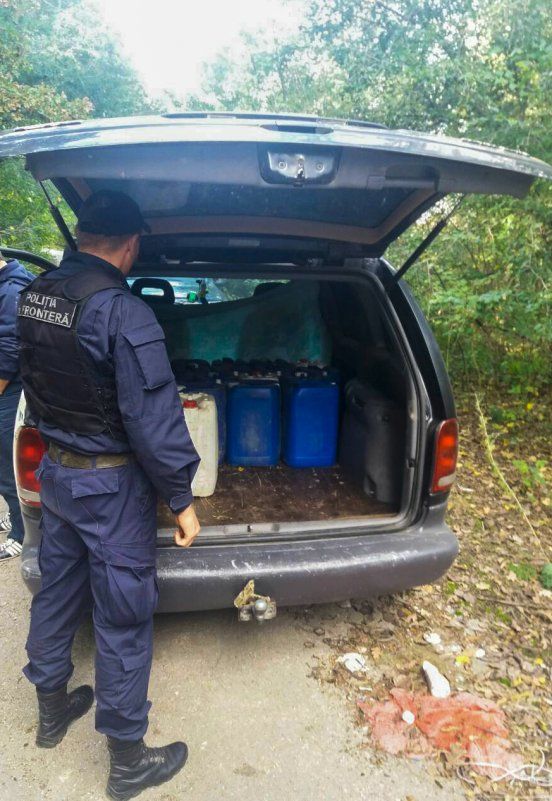 23 de butelii cu alcool, reținute în zona de frontieră. 