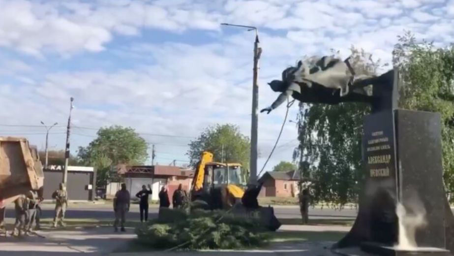 В Харькове снесли памятник Александру Невскому.