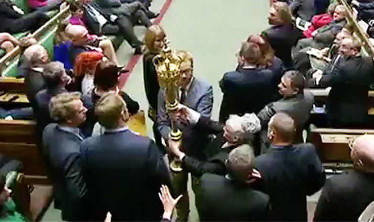 Поступок депутата некоторые его коллеги назвали "отвратительным".