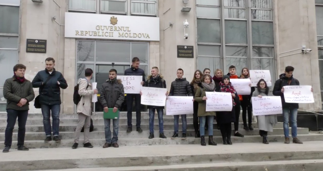 В флэшмобе участвовали около 20 активистов, которые написали на плакатах, кем бы они хотели стать по профессии.