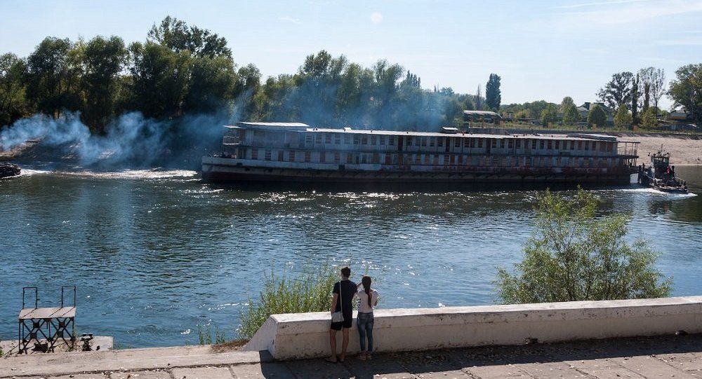 В Тирасполе обездвиженный много лет теплоход пустился в плавание.