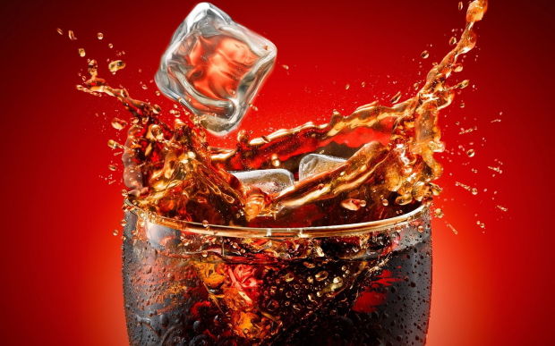 În primele 10 minute, zahărul din Coca-Cola este o lovitură puternică pentru corpul nostru. Foto: scarsam.com