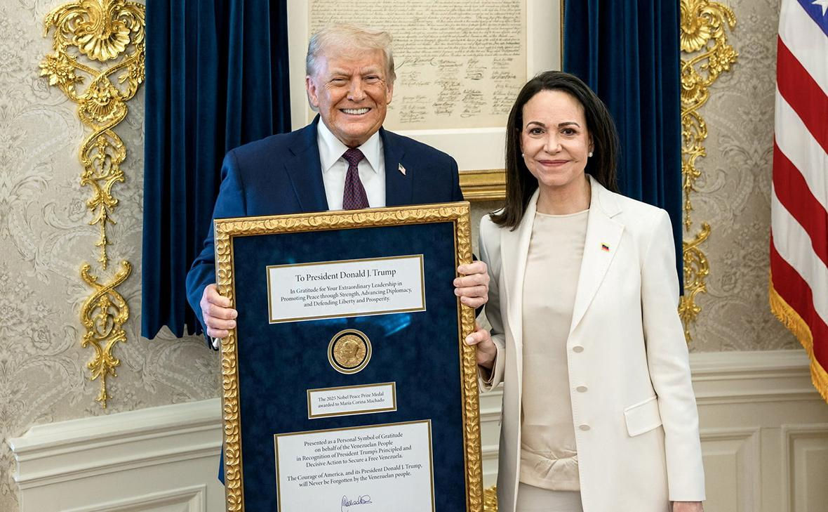 Мария Мачадо передала Трампу свою медаль Нобелевской премии мира.