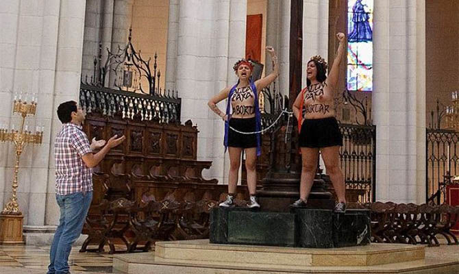 В Мадриде оправдали активисток Femen, приковавших себя к кресту.