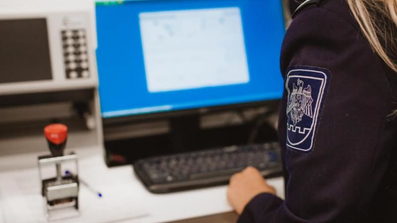Три человека оштрафованы на границе за использование поддельных документов.