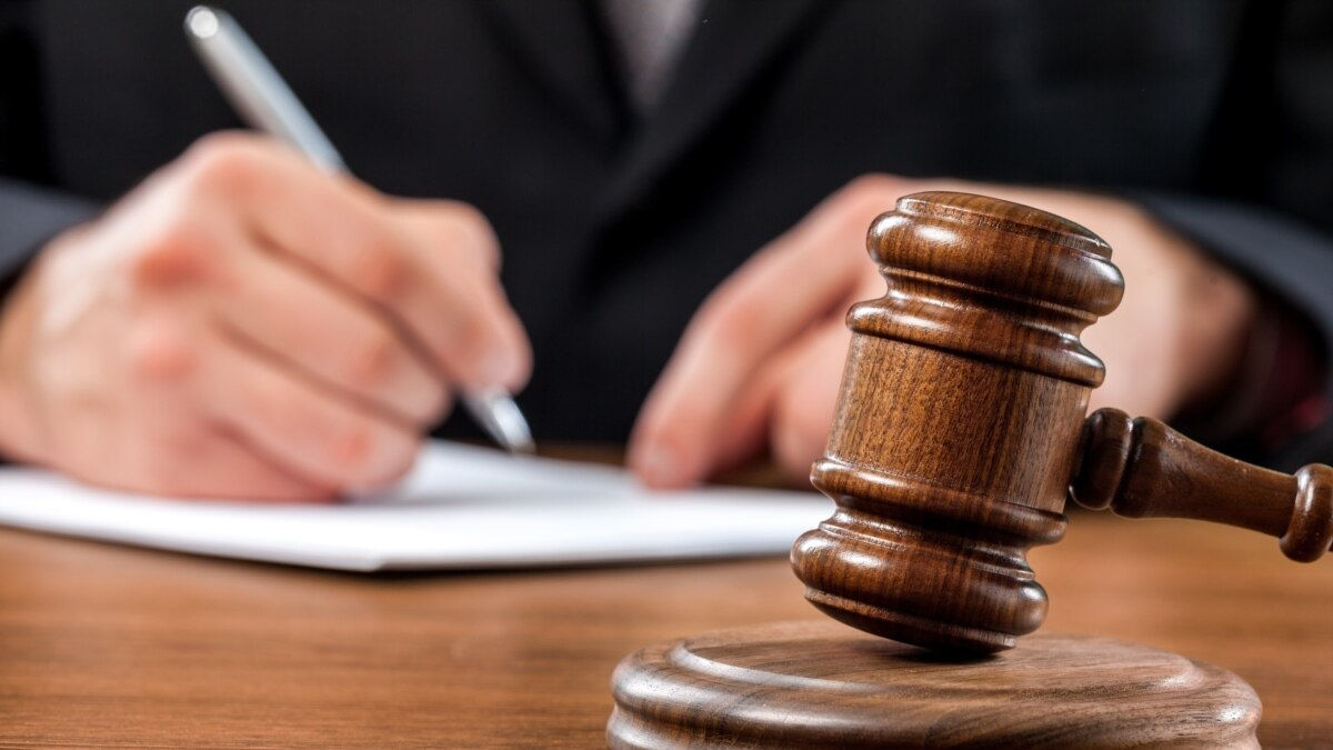 Бывший судебный пристав приговорен к 9,5 годам лишения свободы по обвинению в мошенничестве.