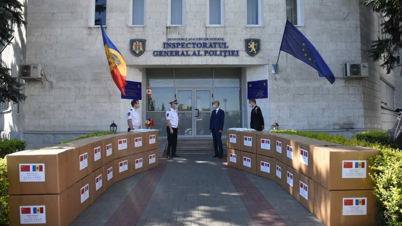 Китай подарил Генеральному инспекторату полиции 90 тысяч защитных масок.
