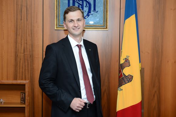 Dorin Drăguţanu a fost învestit în funcţia de Guvernator a BNM la 6 noiembrie 2009.