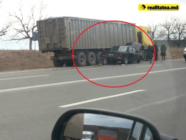 Șoferul camionului, în vârstă de 39 de ani, nu a avut de suferit în urma incidentului.