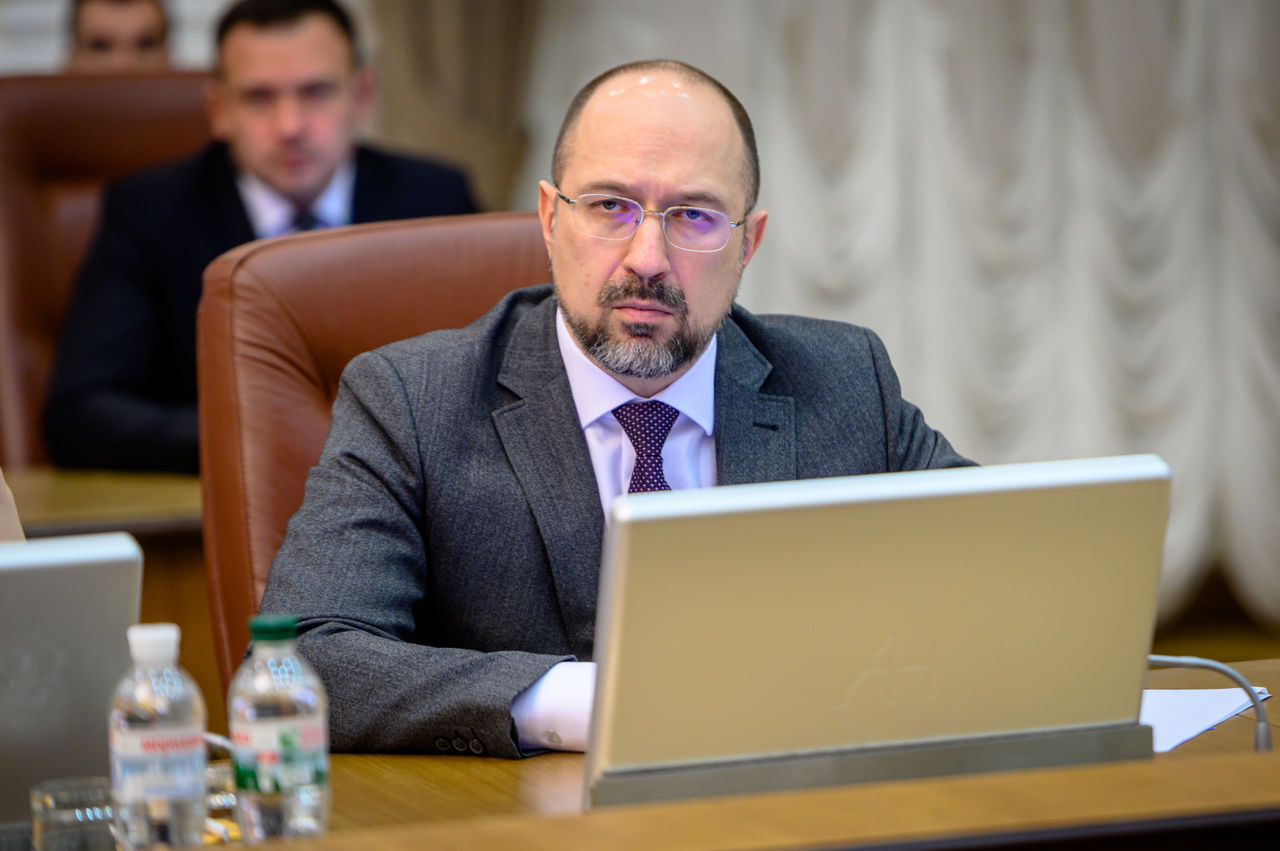 Премьер Украины предложил временно урезать зарплаты топ-чиновников.