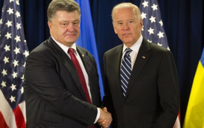 Вице-президент США Джозеф Байден и президент Украины Петр Порошеко.