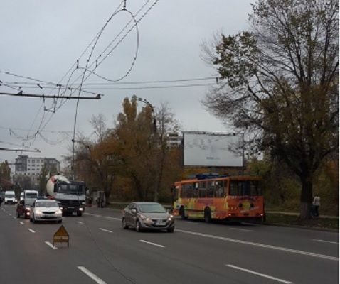 Un fir de troleibuz s-a rupt și a căzut peste un automobil, în care se afla o familie. 