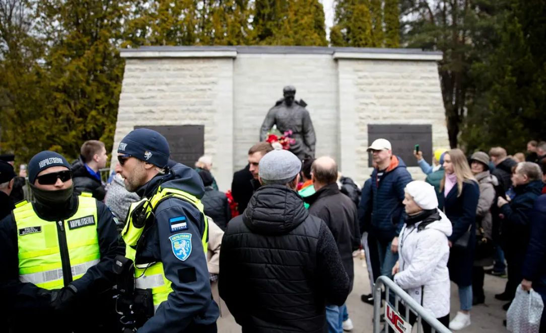 Полиция Эстонии будет жестко реагировать на символы агрессии и пропаганду войны 9 мая.