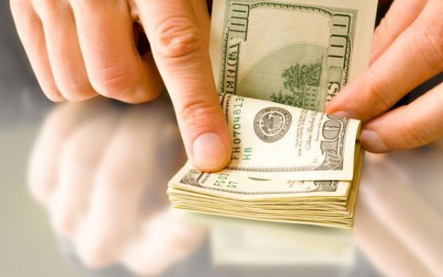 Dolarul s-a apreciat cu cinci bani şi a ajuns la 20 de lei şi zece bani.