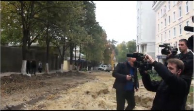 Tinerii prezenți au adus baloane colorate în semn de sărbătoare.