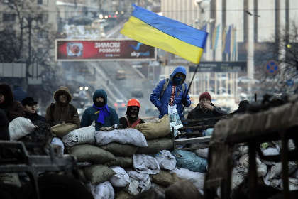 Сторонники оппозиции на баррикаде в центре Киева. Фото: Василий Максимов / AFP