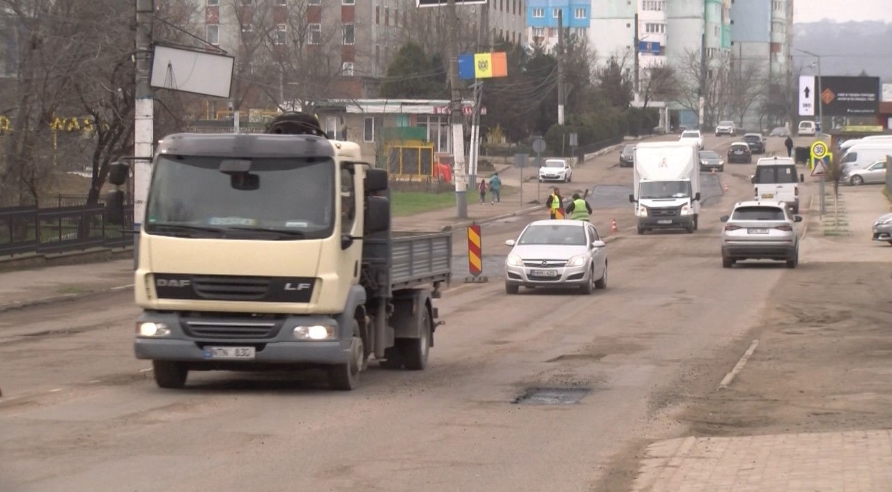 La Soroca au început lucrări de reparație la drumurile afectate de gropi: Sunt alocați 5,2 milioane lei.