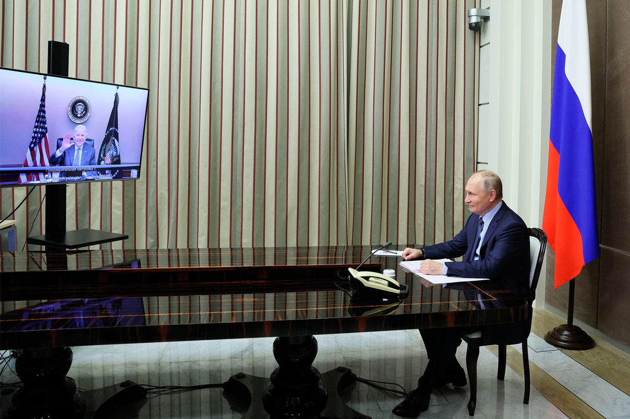 Песков: Байден пригрозил Путину финансовой изоляцией России.