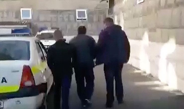 Подозреваемому грозит наказание в виде лишения свободы на срок от 5 до 10 лет.