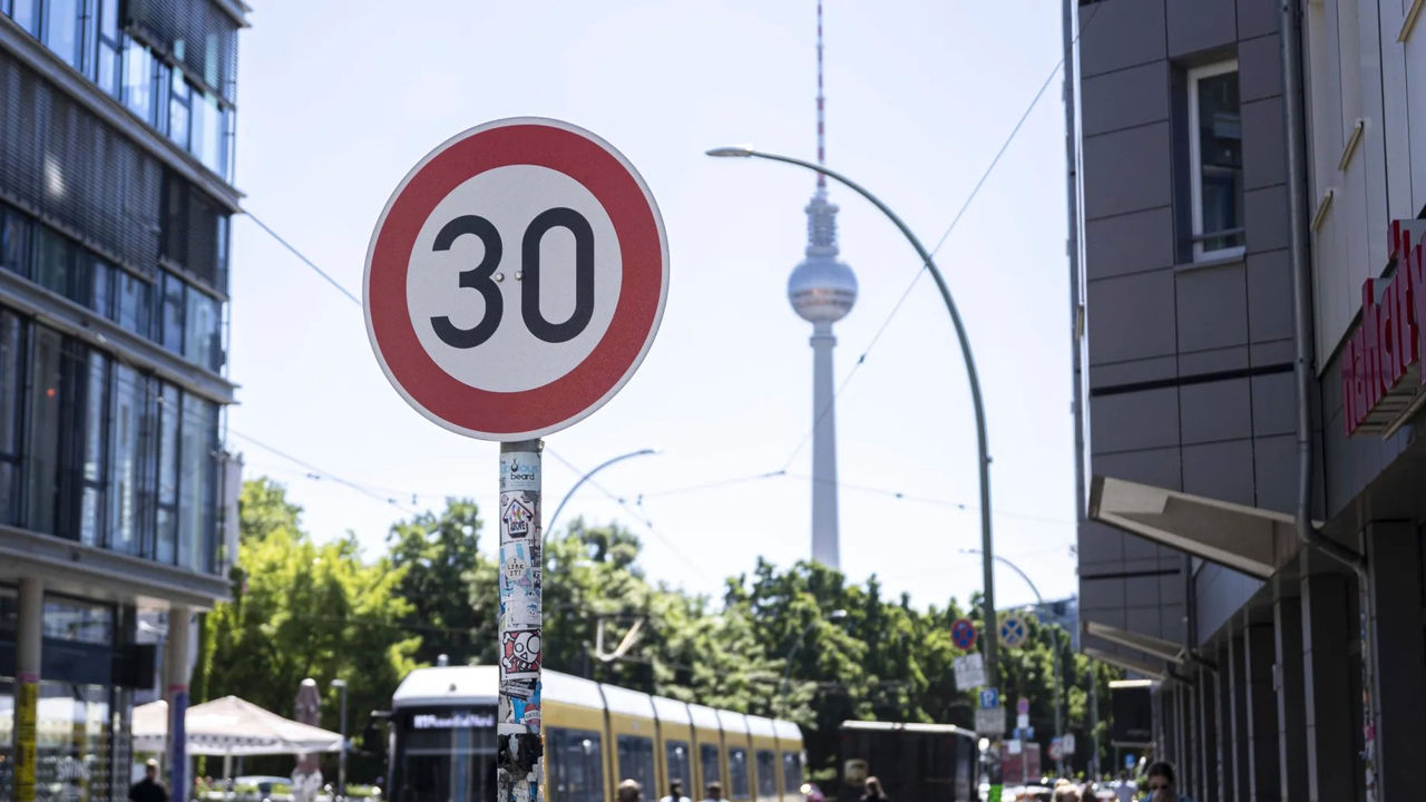 Berlinul va elimina limita de viteză de 30 km/h pe mai multe drumuri.