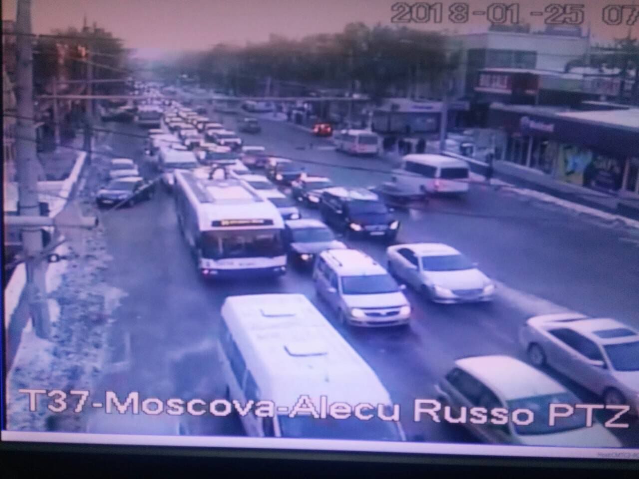 НИП призывает водителей избегать движения по улицам с пробками.