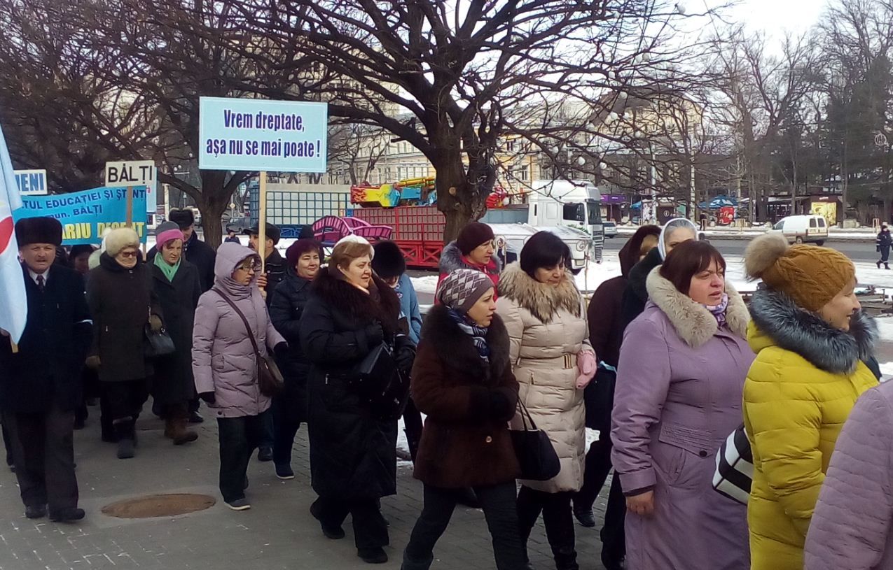 Правительство призвало профсоюзы прервать протесты на время переговоров, обещая выполнить требования. Фото: noi.md