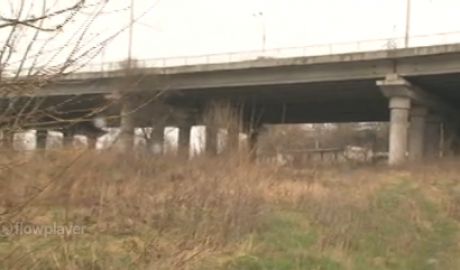 Труп под мостом обнаружили сегодня утром прохожие, которые немедленно вызвали полицию.