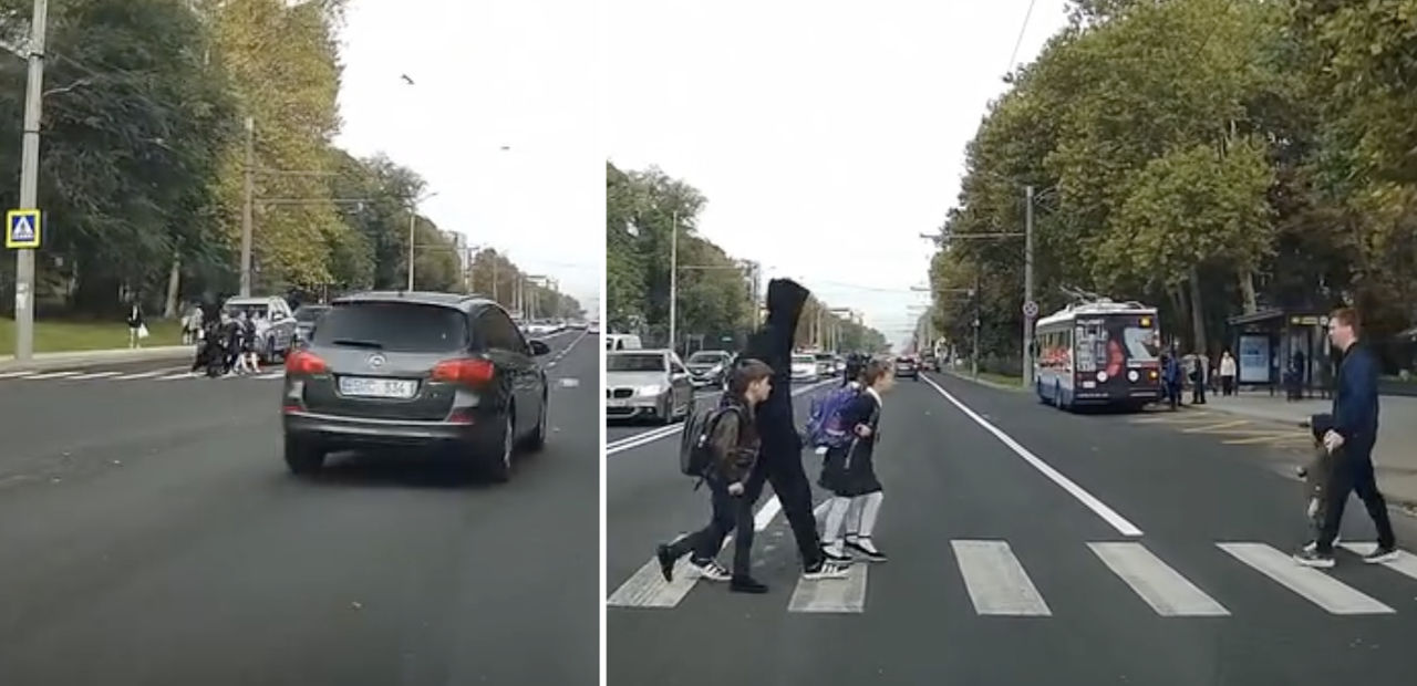 Momentul în care un șofer trece cu viteză pe zebră și nu cedează pietonilor.