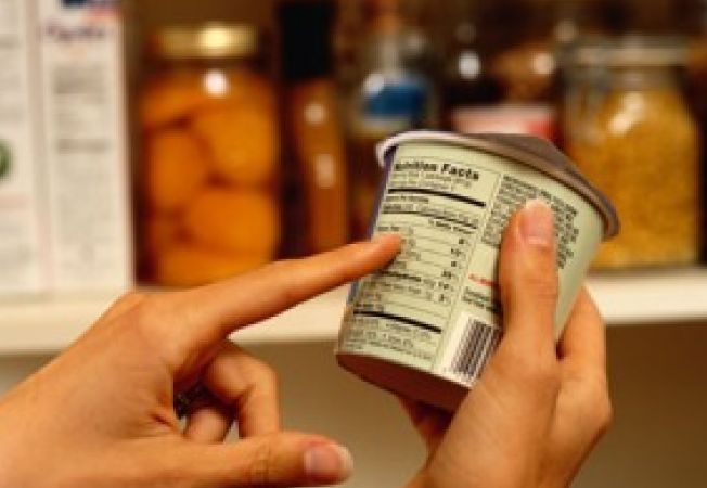 Specialiştii ne recomandă să citim cu atenţie etichetele produselor alimentare pe care le cumpărăm. Foto: acasă.ro