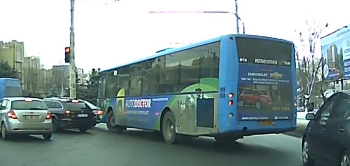 В центре Кишинева автобус создал пробку на светофоре.
