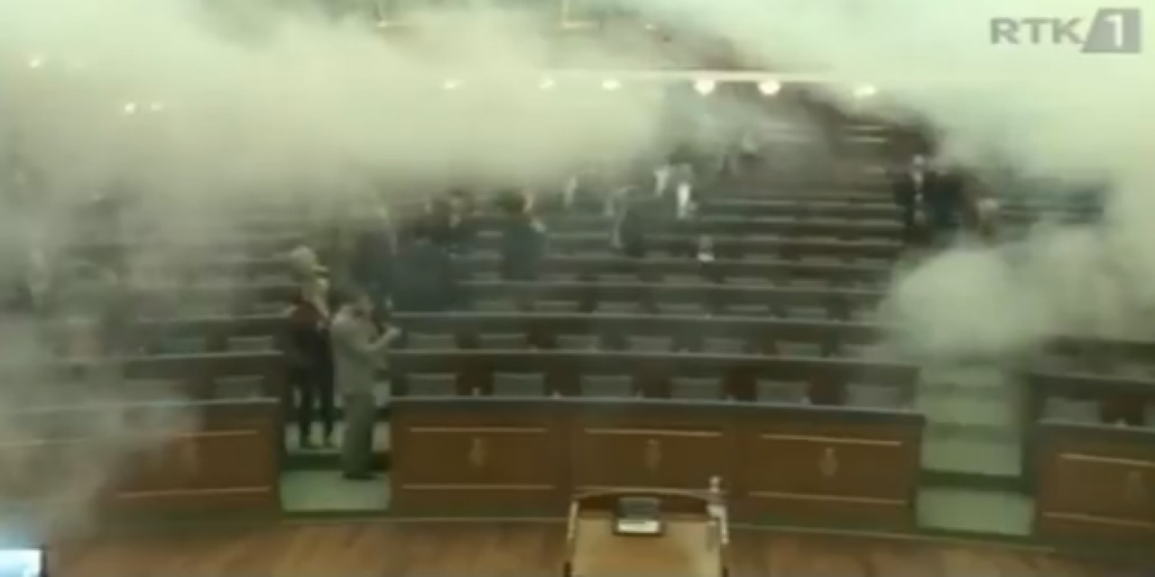 Gaze lacrimogene la adunarea din Kosovo