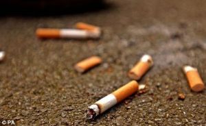 Cine aruncă în Paris resturi de ţigări pe jos va fi amendat cu 68 de euro. Foto: ziuanews.ro