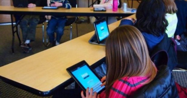 Ministerul Educației intenționează să introducă în instituțiile de învățământ preuniversitare manualele digitale. Foto: editie.ro
