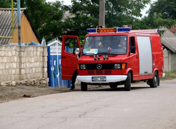 Tatal, varsta caruia nu este precizata, si fiii acestuia, de 32 si 35 ani, au fost internati in Spitalul clinic raional Falesti, starea acestora fiind grava