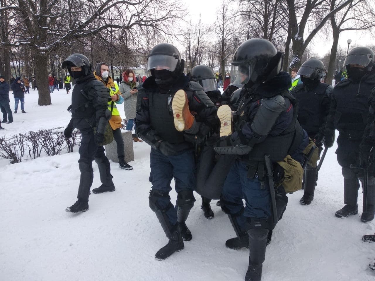 На протестных акциях по всей России задержаны более 500 человек.